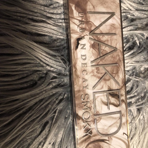 Urban Decay Smoky pallet - Picture 2 of 2